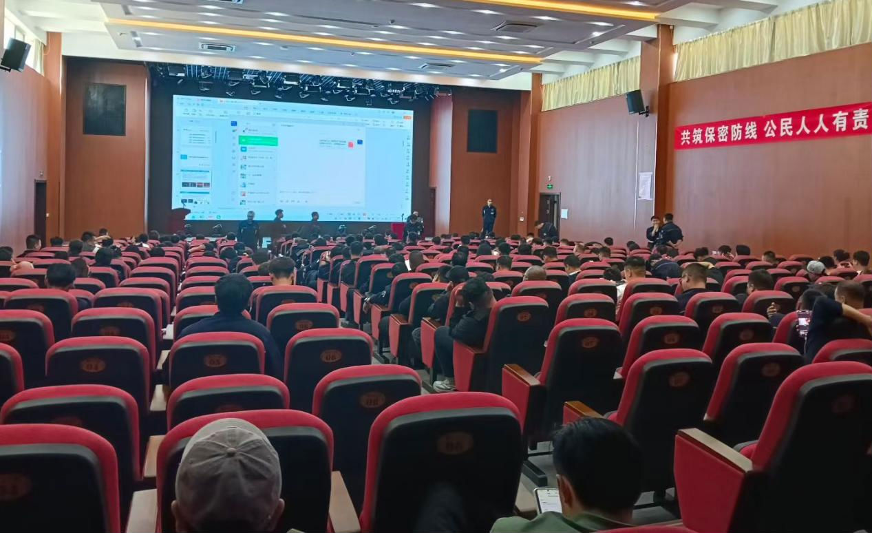 逸云天便携式四合一气体检测仪 赋能石化原料企业现场安全监测图片